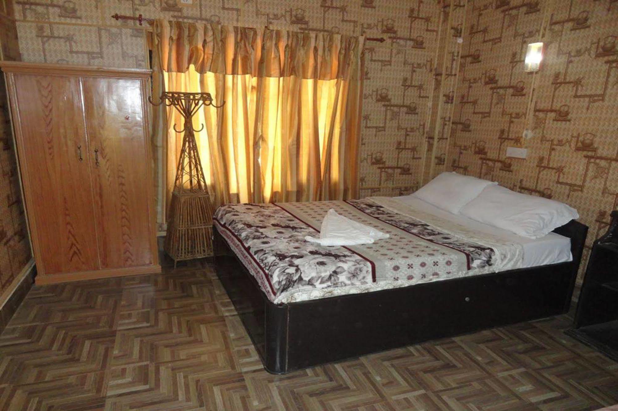 Chitwan Adventure Resort Sauraha Exterior foto